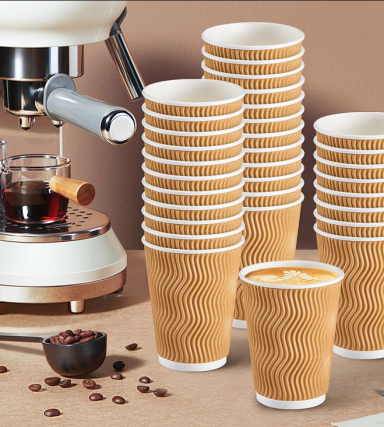 Becher im Wabenmuster mit einem Kaffeeautomaten und Kaffeebohnen.